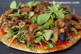 Pizza de verduras y tofu con salsa de almendras